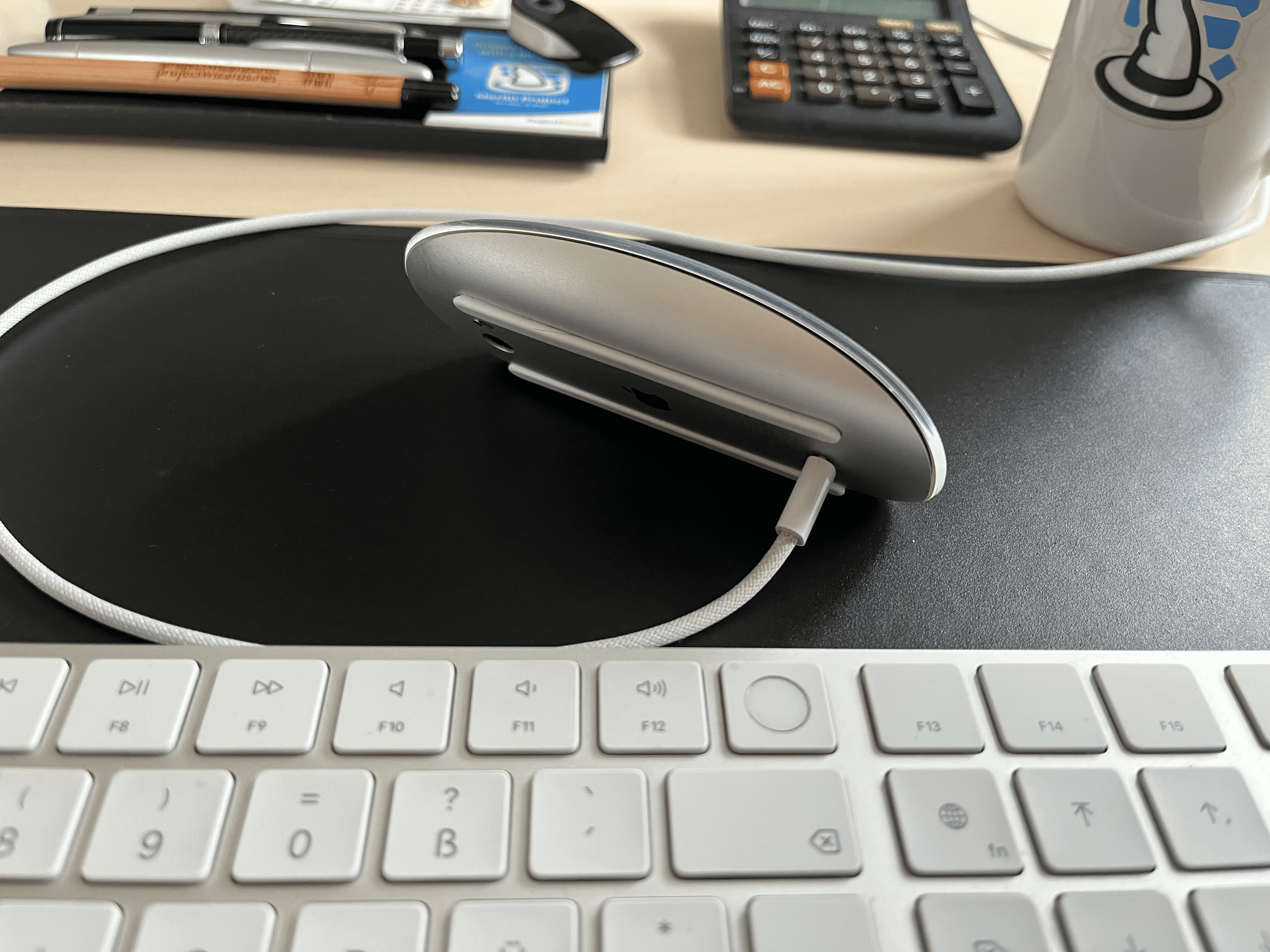 Apple Magic Mouse を充電する Apple Magic Mouse を充電する